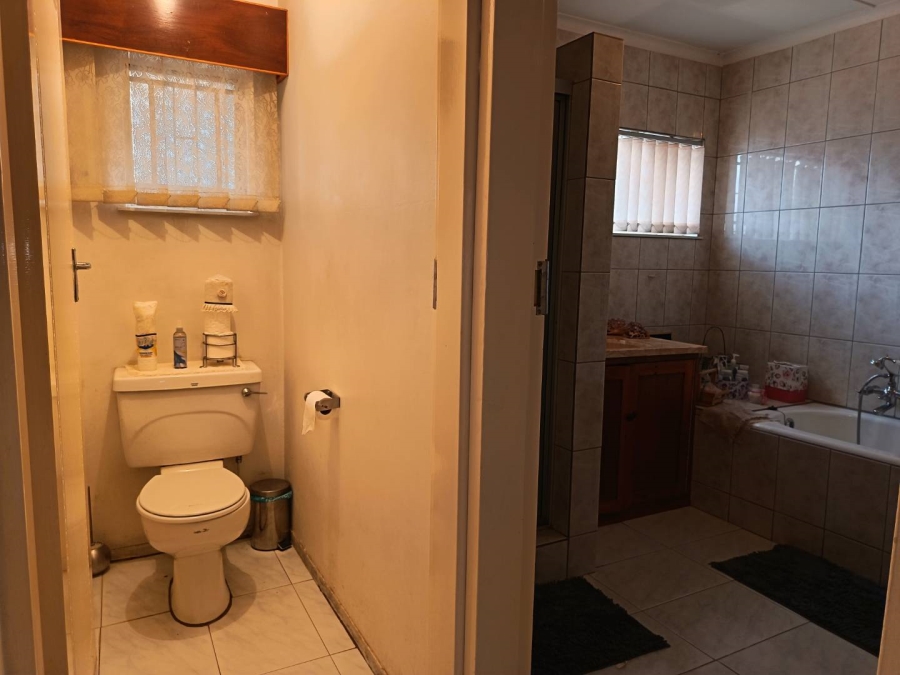 6 Bedroom Property for Sale in Heuwelsig Free State